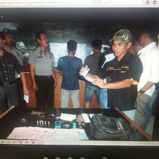 Dua tersangka beserta barang bukti yang diamankan di Mapolres Merangin