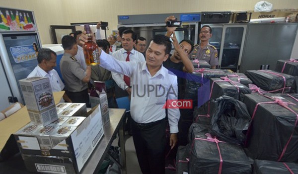 Ditreskrimum Polda Jambi yang berhasil mengagalkan penyelundupan miras (minuman keras)