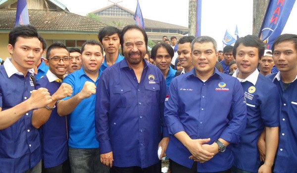 Surya Paloh dan Agus Roni bersama kalangan muda NasDem Jambi. Agus Roni didesak untuk maju mendampingi cagub yang akan didukung nanti.