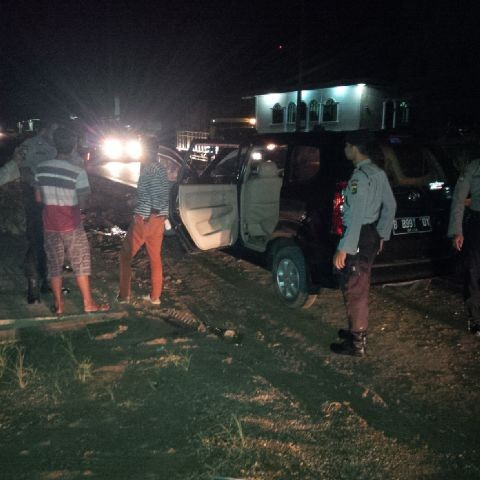 Polisi sedang melakukan pemeriksaan mobil