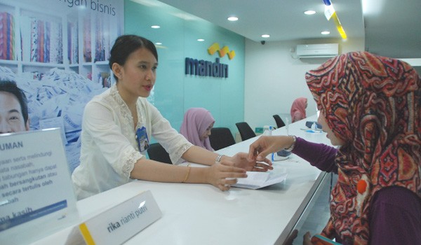 <b>Foto:</b> Pegawai Bank Mandiri melayani nasabah di hari Kartini, kemarin.    