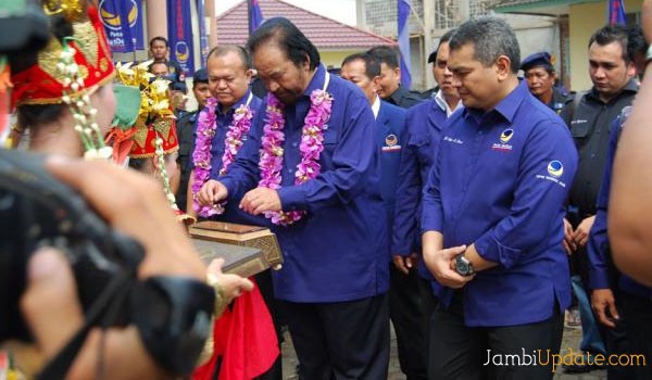 Ketua DPD Nasdem Provinsi Jambi Agus Roni bersama Ketum DPP Nasdem Surya Paloh