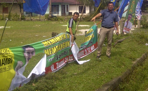 Inilah banner milik Cagub Zumi Zola yang dirusak orang tak dikenal di Sarolangun