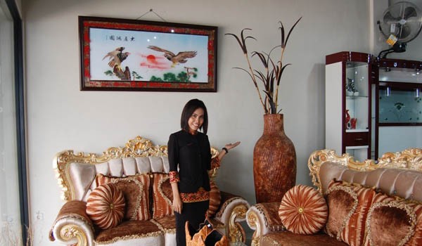 Bagi pengunjung yang membeli kamar set selama bulan April diberikan tripel bonus dalam bentuk hadiah langsung