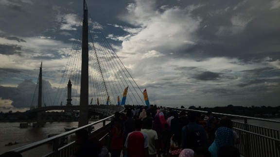 Jembatan pedestrian dipenuhi warga 