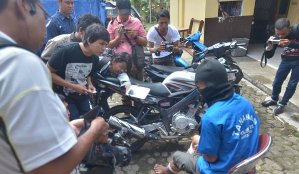 Pelaku Sandi yang pertamakali dibekuk aparat. Dari pengembangan pemeriksaan Sandi, aparat berhasil membekuk dua pelaku lain      