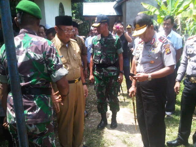 Kapolda dan bupati saat berada di rumah duka