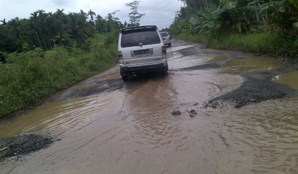 Kondisi jalan negara menuju Kota Kualatungkal di Parit 4 Sungai Saren, rusak parah, dan perlu perhatian serius dari pemerintah.   