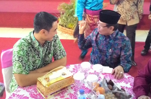 Zumi Zola dan Fachrori Umar saat tampil bersama di acara pesta pernikahan anak Rektor Unja Aulia Tasman