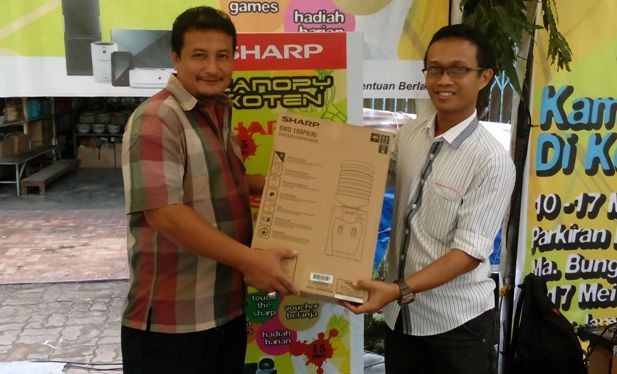 Konsumen Sharp menerima hadiah undian