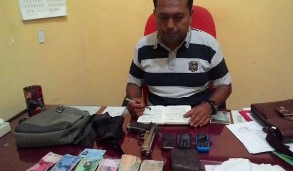 Barang bukti yang diamankan polisi dari perampok yang mengaku anggota polisi di Batanghari   