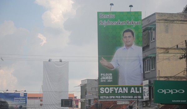 Baleho milik Ketua DPW PKB Provinsi Jambi mulai bertebaran di Kota Jambi   