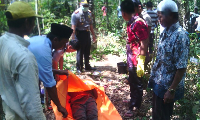 Warga yang menumakan mayat diduga korban pembunuhan