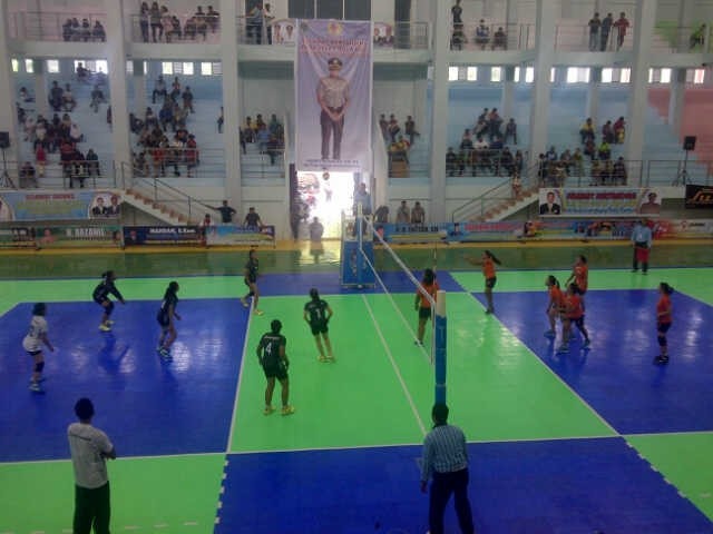 Pertandingan Bola Volley Putri antara Sarolangun vs Tanjabbar 