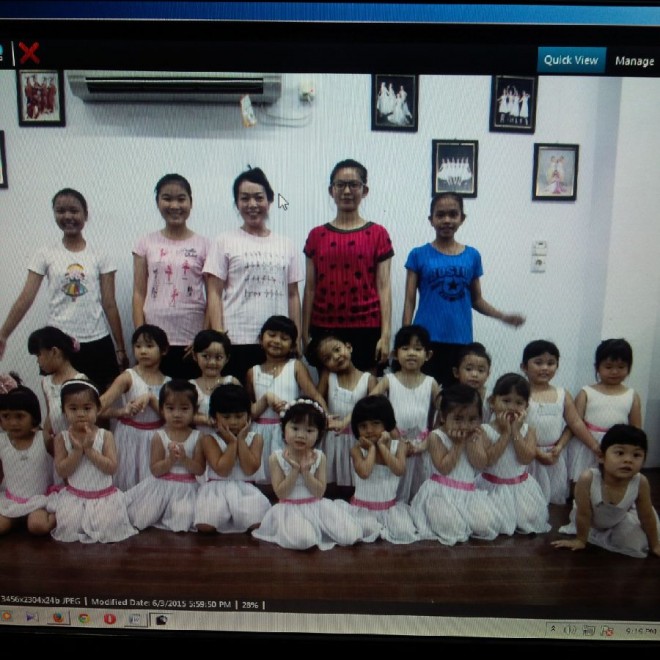 Foto bersama Eva Lam dengan anak-anak yang mengikuti Balet