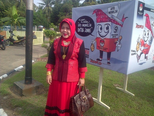 Linda Astuti saat mendaftar di KPU Provinsi Jambi