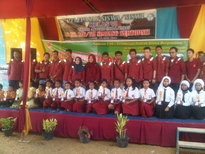 Direktur, Melvi Maisara Hasibuan dan Karyawan PT TMI foto bersama dengan siswa berprestasi