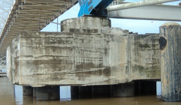 Tiang jembatan Muara Sabak paska ditabrkan tug boat