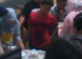 Pengguna warnet dites urine oleh petugas