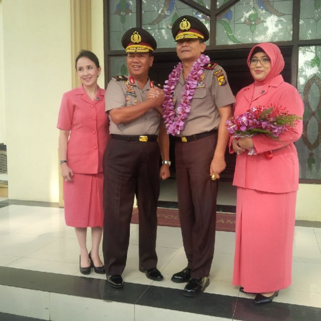 Salam komando Kapolda Jambi, Brgijen Pol Lutfi Lubihanto dan Brigjen Pol Bambang Sudarisman