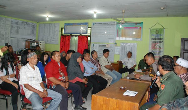 Suasana saat tiga pasangan mesum tertangkap 