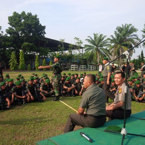 Kapolda Jambi, Brigjen Pol Lutfi Lubihanto,saat duduk bersama dengab prajurit di makorem