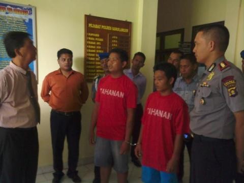 Dua tersangka saat berada di Mapolres Sarolangun