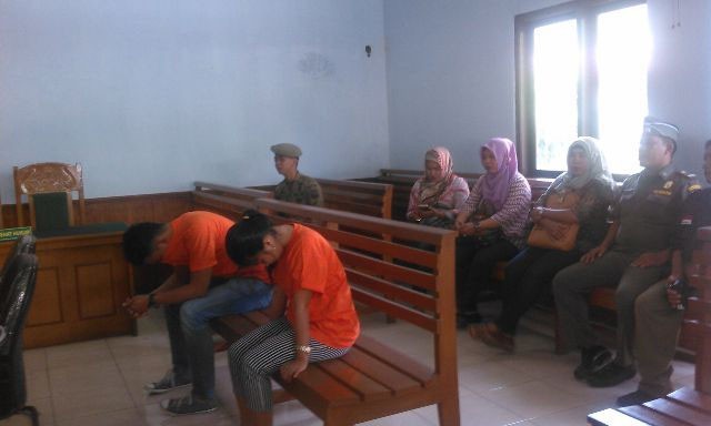 Pasangan Mesum saat menjalani sidang di PN Jambi