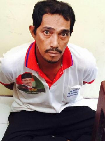 Bahrun pelaku pencabulan terhadap anak tirinya saat diamankan di Mapolres Tebo