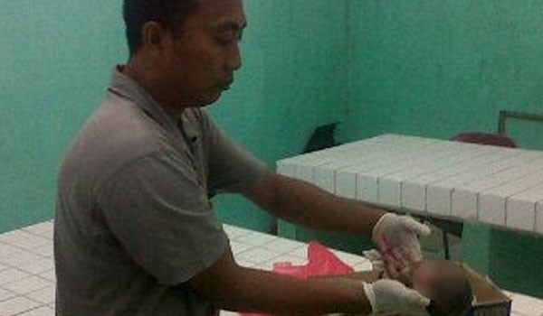 Jasad bayi saat di kamar jenazah RSUD Raden Mattaher