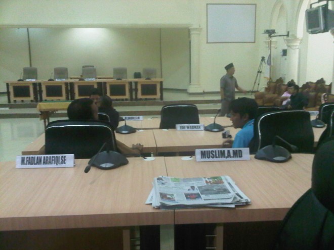 Kursi anggota DPRD Sarolangun masih banyak yang kosong, padahal paripurna diagendakan digelar pukul 14.00 Wib