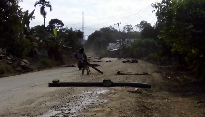 Pemblokiran ruas jalan Bangko-Kerinci di Desa Markeh, Merangin