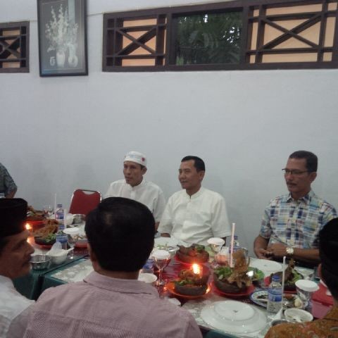 Kapolda Jambi, Brigjen Pol Lutfi Lubihanto  (baju putih) didampingi Kabid Humas, Kombes Pol Almansyah