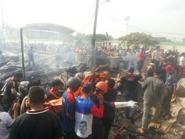 Proses evakuasi korban yang terbakar