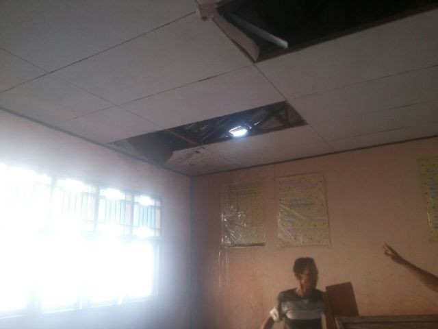 Ruangan Laboratorium SMP Negeri 1 Kualatungkal yang dibongkar warga