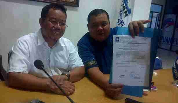 Supriono dan Hambali memperlihatkan surat dukungan PAN untuk pasangan Romy Haryanto dan Robby Nahliyansyah di Pilkada Tanjab Timur