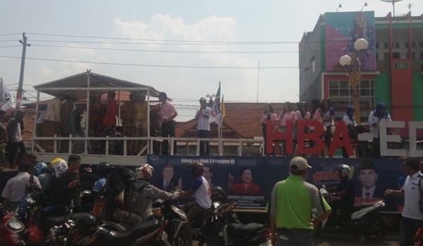HBA - Edi saat diarak dengan mobil truck menuju kantor KPU Provinsi Jambi