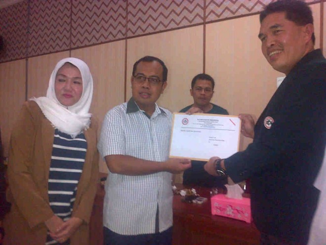 Komisioner KPU Provinsi Jambi Sanusi menerima berkas hasil pemeriksaan kesehatan kepala daerah dari Ketua IDI dr Derry di dampingi komisoiner KPU lainnya Desy Aryanto dan Nuraida 