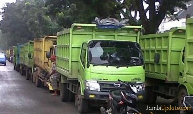 Ilustrasi truk batu bara saat menggelar aksi di Pemprov Jambi beberapa waktu lalu
