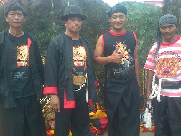 Keman dan  anggota Kesenian Singo manggolo Joyo