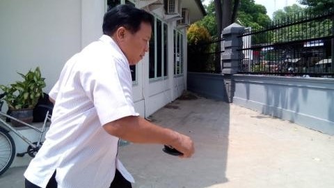 Sekda Sarolangun Thabroni Rozali telihat setengah berlari meninggalkan Kejati Jambi saat hendak dikonfirmasi wartawan Jumat (14/8)