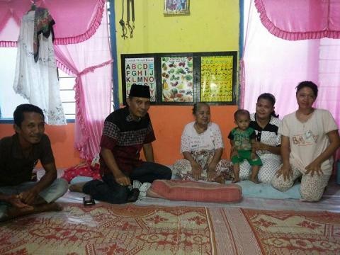 Arzanil  saat bercengkrama bersama warga  