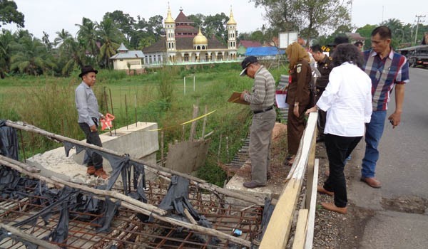 Penyidik Kejati Jambi saa mengecek cek fisik proyek pembangunan jembatan di Jembatan Mas, Pemayung, Batanghari beberapa waktu lalu
