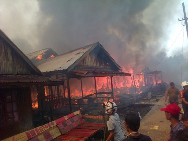 Kebakaran di Kuala Tungkal Jumat sore ini (21/8). Lebih dari 10 rumah dilalap api