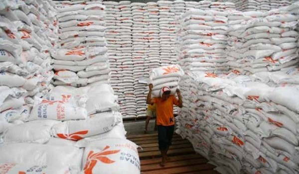 Perum Bulog Jambi menargetkan  pengadaan serapan beras lokal sebanyak 18 ribu ton sampai dengan akhir tahun 2015