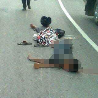 Dua korban yang dilindas truk tergeletak di jalan