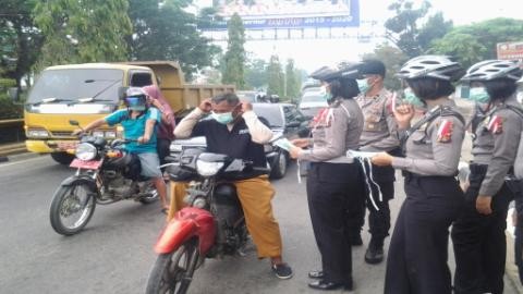 Polisi Wanita (Polwan) Polres Sarolangun, membagikan 350 masker kepada pengguna jalan tepatnya di simpang empat Pasar Sarolangun. 
