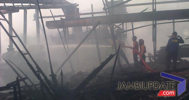 Pabrik Kopra yang berada di Sungai Tiram, Kabupaten Tanjab Barat pagi ini kebakaran.
