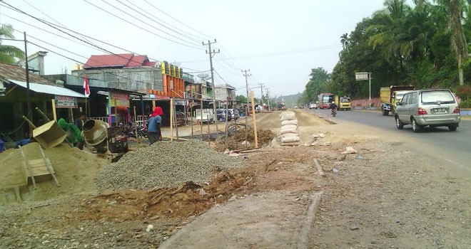 Proyek pelebaran Jalan Lintas (Jalin) Sumatera yang berlokasi Kelurahan Dusun Bangko, Kecamatan Bangko, Kabupaten Merangin.