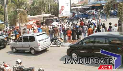 Mobil Damkar BPBD Merangin bertabrakan dengan Mobil Fuso bernopol BK 8249 MA.